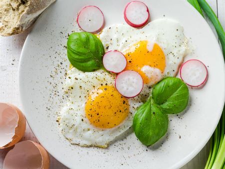 ৩. এনার্জির ঘাটতি দূর করে: