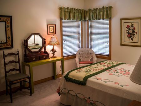 ৩. ড্রেসিং টেবিল রাখার নিময়: