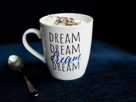 ৪. দেওয়াল পিছনে দাঁড়িয়ে সর্বশক্তিমান: