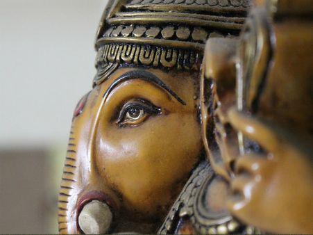 ৪. ঠাকুরের ছবি বা মূর্তি: