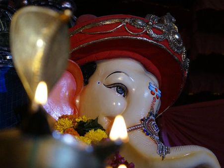 ৪. ওম গাম গনপাতায়ে নমহ: