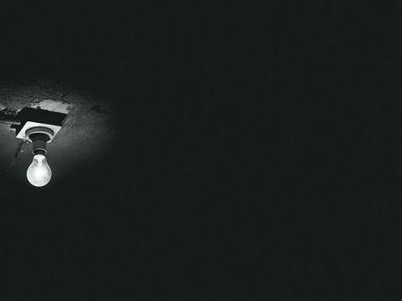 ৫. অন্ধকার শুধু অন্ধকার: