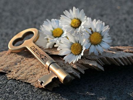 ৫. বালিশের নিচে ছুরি: