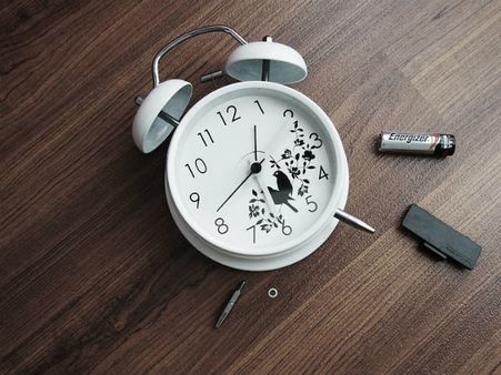 ৫. ভাঙা ঘড়ি: 