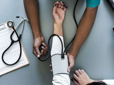 ৫. রক্তচাপ নিয়ন্ত্রণে থাকে: