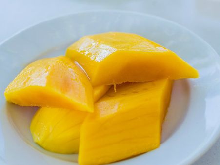 ৫. ত্বককে উজ্জ্বল করে তোলে: