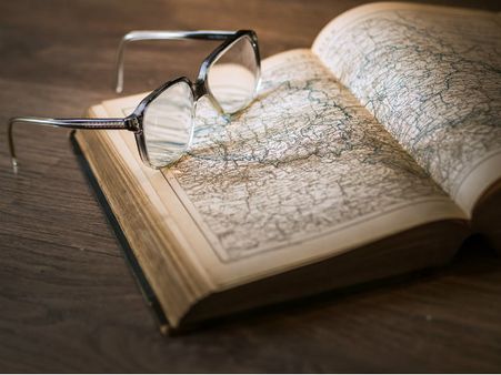 ৬. পড়াশোনার টেবিল: