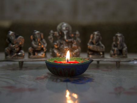 ৬. ভাঙা প্রদীপ: