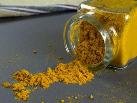 ৬. ময়দা এবং হলুদ: