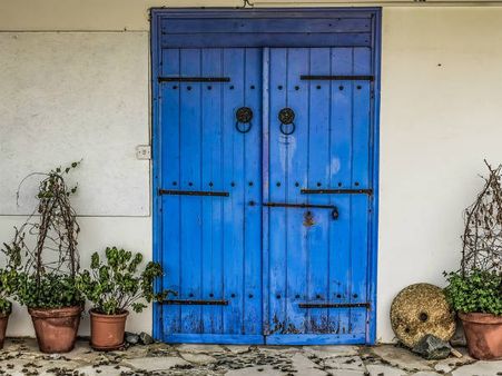 ৬. মূল দরজা থেকে যেন সিন্দুক দেখা না যায়: