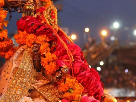 ৬. ঠাকুরের জামা কাপড়: