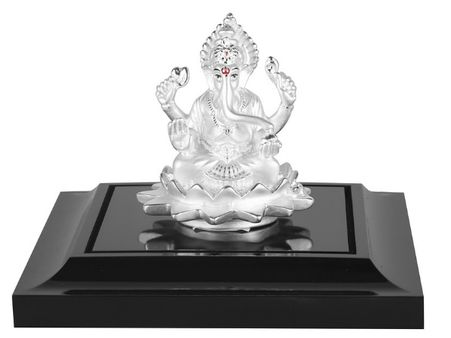 ৬. ক্রিস্টালের মূর্তি: