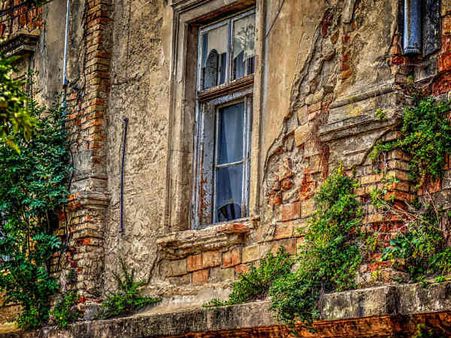 ৬. ভাঙা বাড়ি: