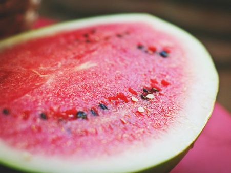 ৭. ব্রণর প্রকোপ কমায়: