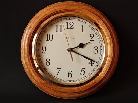 ৭. দরজার সামনে ঘড়ি রাখবেন না: