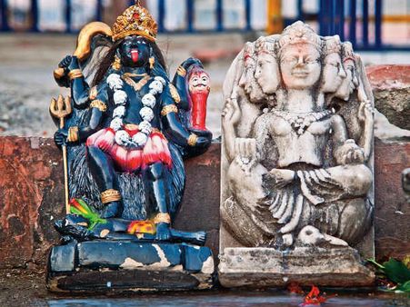 ৮. ভাঙা ঠাকুরের ছবি বা মূর্তিকে পুজো করবেন না: