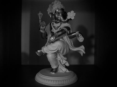 ৮. অফিসের ডেস্কে গণেশের মূর্তি রাখা কি উচিত? 