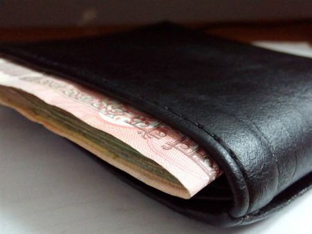 ৮. মানি ব্যাগের সামনে আয়না: