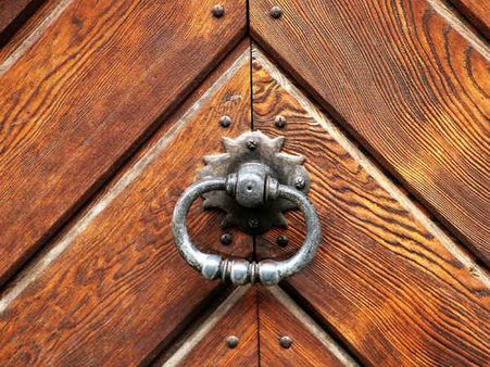 ৮. বাড়ির দরজায় যেন ফাটল না থাকে: