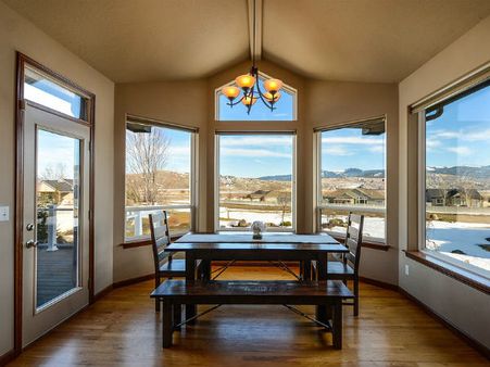 ৯. খাওয়ার টেবিলের সামনে আয়না রাখতেই হবে: