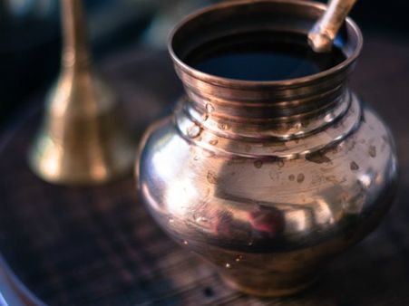 ৯. তামার পাত্র: