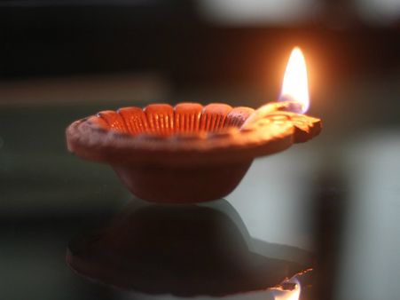 ১. প্রদীপ রাখার নিয়ম: