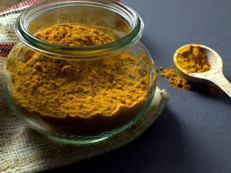 ১. হলুদ গুঁড়ো: