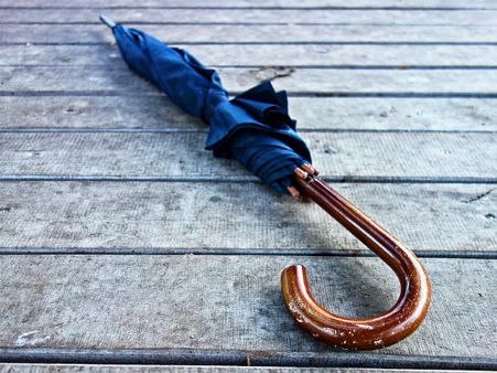 ১. বাড়ির ভিতর ভুলেও ছাতা খুলবেন না: