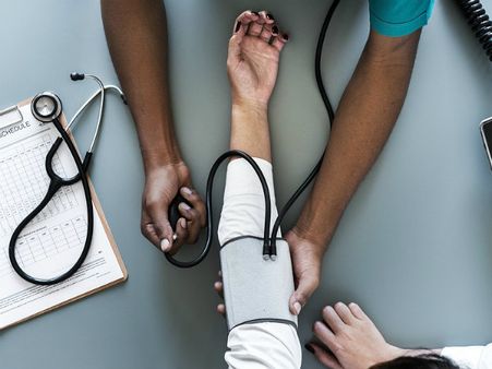 ২. রক্তচাপকে নিয়ন্ত্রণে রাখে: