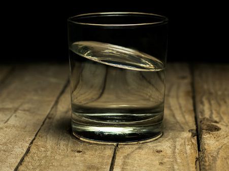 ২. প্রচুর পরিমাণে জল পান করতে হবে: