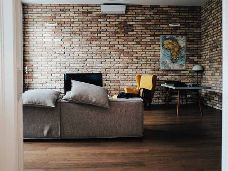 ২. সদর দরজার সামনের দেওয়াল: