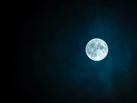 ২. পূর্ণিমায় বাড়ির বাইরে নয়: