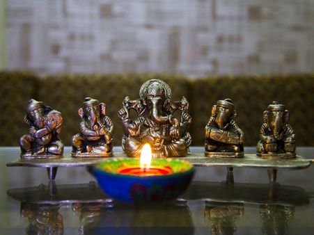 ৩. প্রদীপ জ্বালাতে ভুলবেন না যেন: