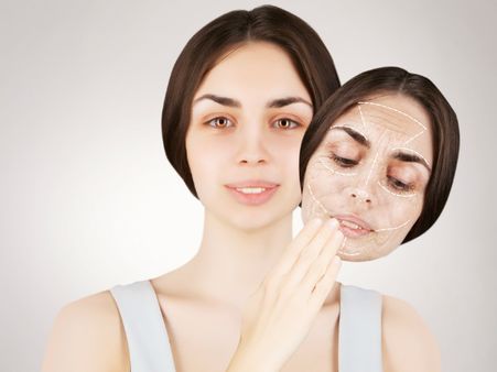 ৩. ত্বকের বয়স বাড়াতে শুরু করে: