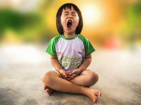 ৩. হাই তুললে মুখ চাপা দিন: