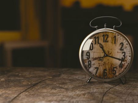 ৪. বন্ধ হয়ে যাওয়া ঘড়ি: