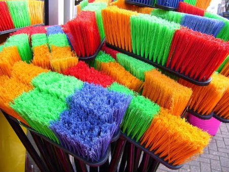 ৪. ঝাঁটা: