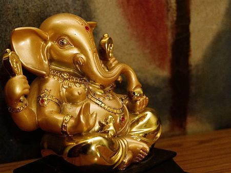 ৪. নিয়মিত ঠাকুরের ছবি পরিষ্কার করতে হবে: