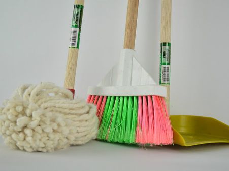 ৫. রাতে ঘর ঝাঁট দেবেন যেন!