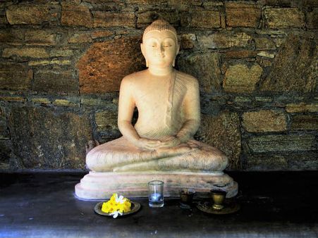 ৫. ঠাকুর ঘরের বুদ্ধ মূর্তি: