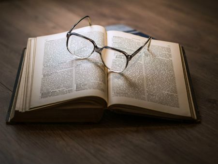 ৭. টিভি দেখুন বা বই পড়ুন: