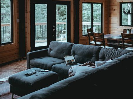 ৬. কাঁচের জানলা-দরজা: