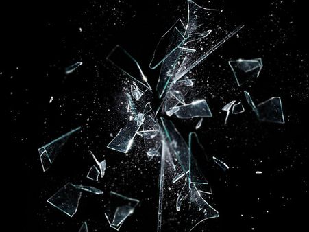 ৬. ভাঙা কাঁচ: