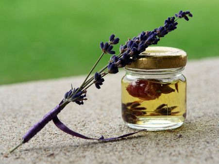 ৭. ল্যাভেন্ডার তেল: