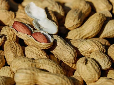 ৭. বাদাম: