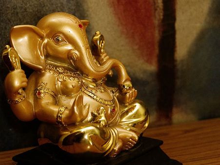 ৮. গণেশ ঠাকুরের মূর্তি: