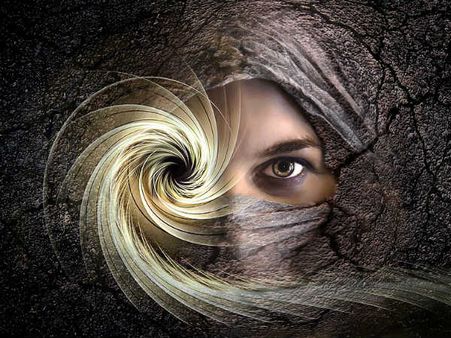 ১. চোখের বাঁদিকে মনি: