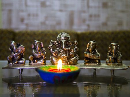 ১. ঠাকুর ঘর: