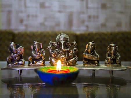 ২. ঠাকুর ঘরের দরজা খোলার আগে শঙ্খ বাজাতেই হবে: