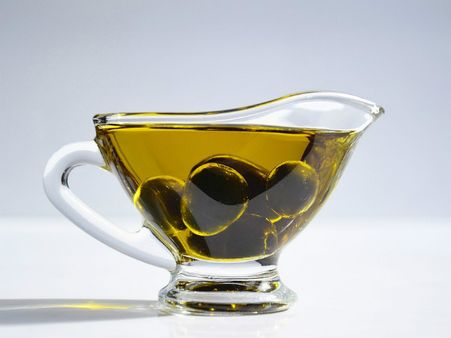 ২. অলিভ অয়েল অথবা নারকেল তেল: